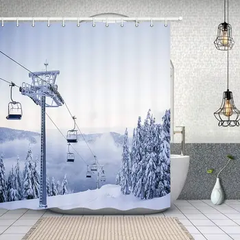 Зимните спортове са Каране на ски Завеси за душ кабинковият Лифт в ски полето с борова гора в Заснежените планини на Тъканта завеса за ваннойкомнаты