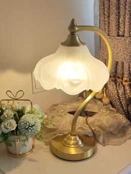 Изцяло медна декоративна настолна лампа, бронз за спални, ретро креативна проста цвете лампа